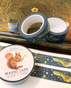 Washi Tape Eule und Sterne von Iris Esther, Rolle mit abgerolltem Band, Eule mit goldenen Sternen auf tiefblauem Grund