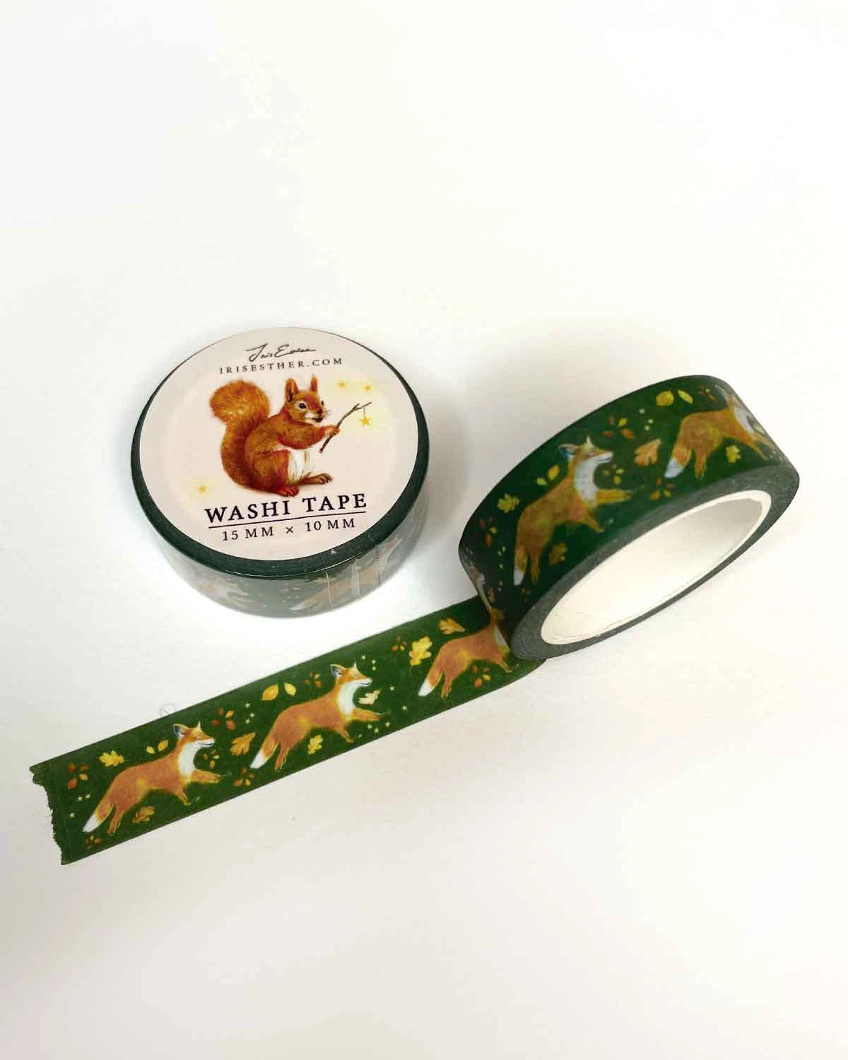 Washi Tape Fuchs von Iris Esther, Rolle mit abgerolltem Band, laufender Fuchs auf tiefgrünem Grund