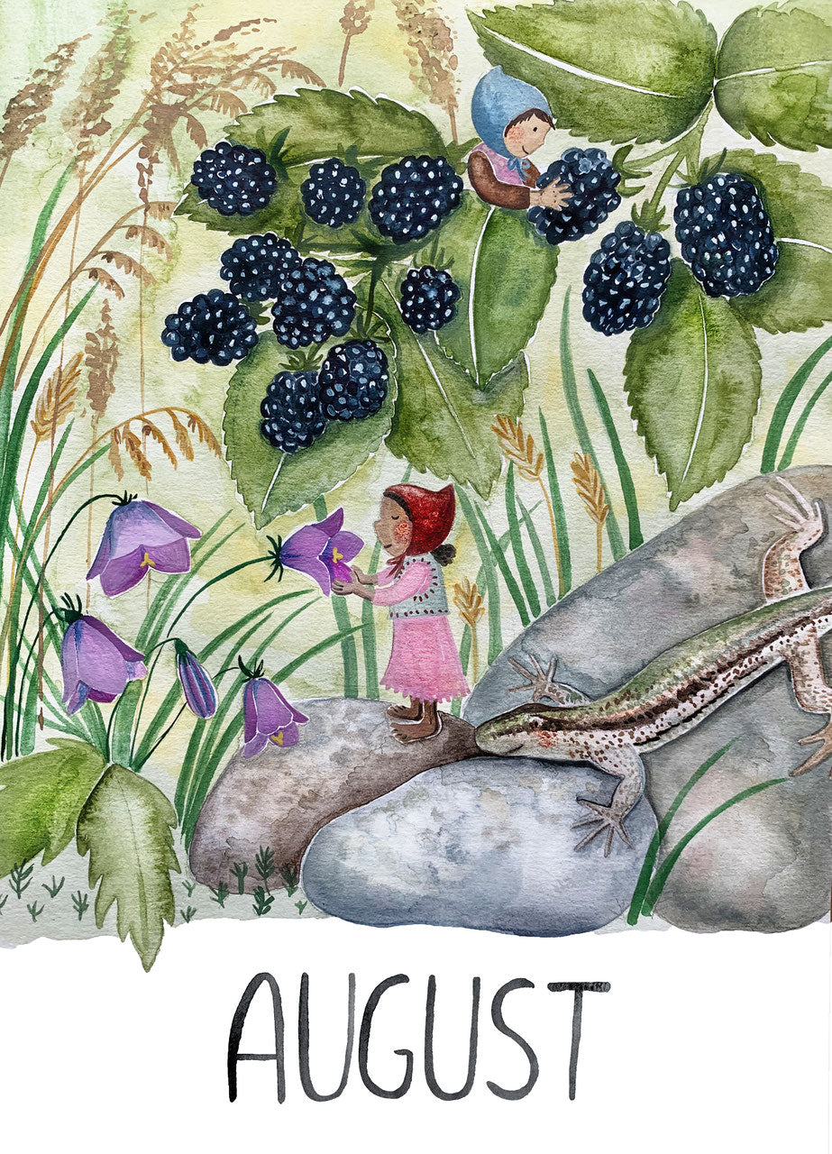 Monatskarte August von Joringl, Wichtel zwischen Brombeeren und Glockenblumen
