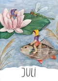 Monatskarte Juli von Joringl, Wichtel reitet auf einem Fisch, Seerose und Libelle