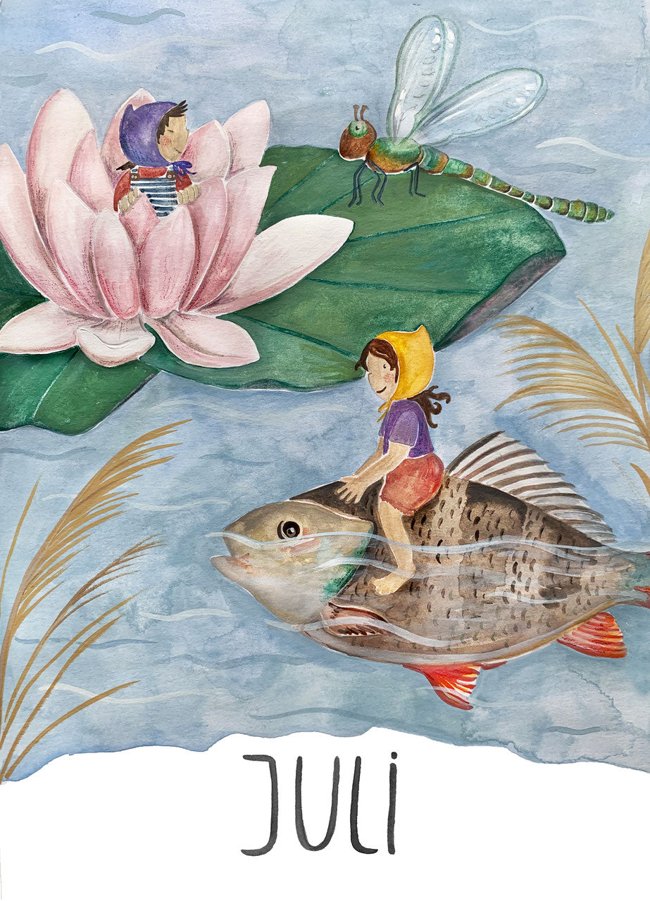 Monatskarte Juli von Joringl, Wichtel reitet auf einem Fisch, Seerose und Libelle