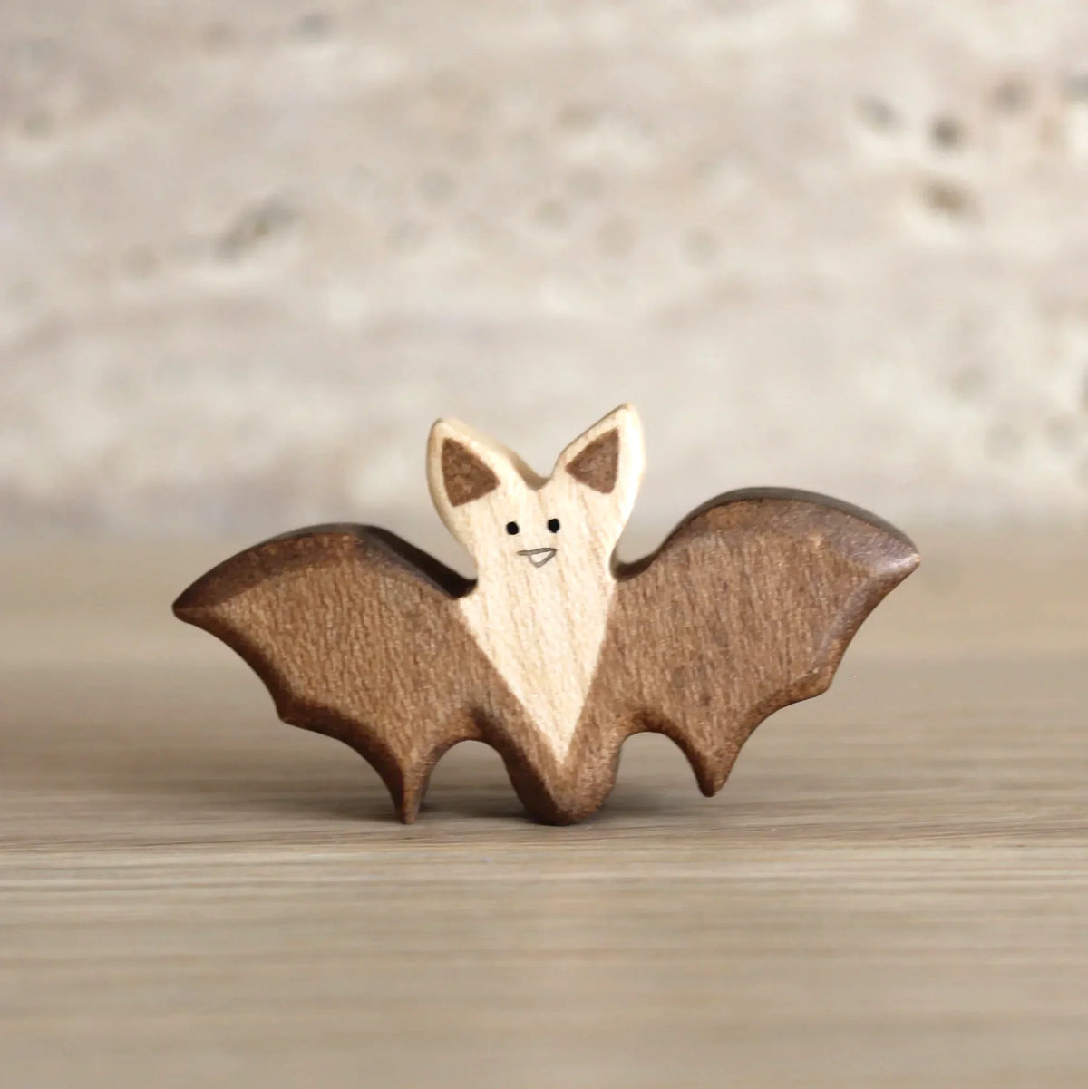 Juharka Holzfigur Fledermaus aus Ahornholz, lächelnde Fledermaus mit ausgebreiteten braunen Flügeln von vorne