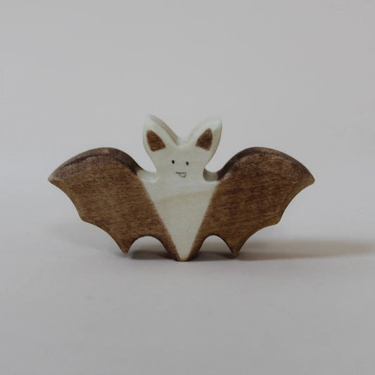 Juharka Holzfigur Fledermaus aus Ahornholz, Fledermaus mit weit ausgebreiteten braunen Flügeln und hellem Gesicht