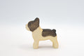 Juharka Holzfigur Französische Bulldogge aus Ahornholz, cremefarbener Hund mit dunkelbraunen Flecken und Fledermausohren, stehend von der Seite