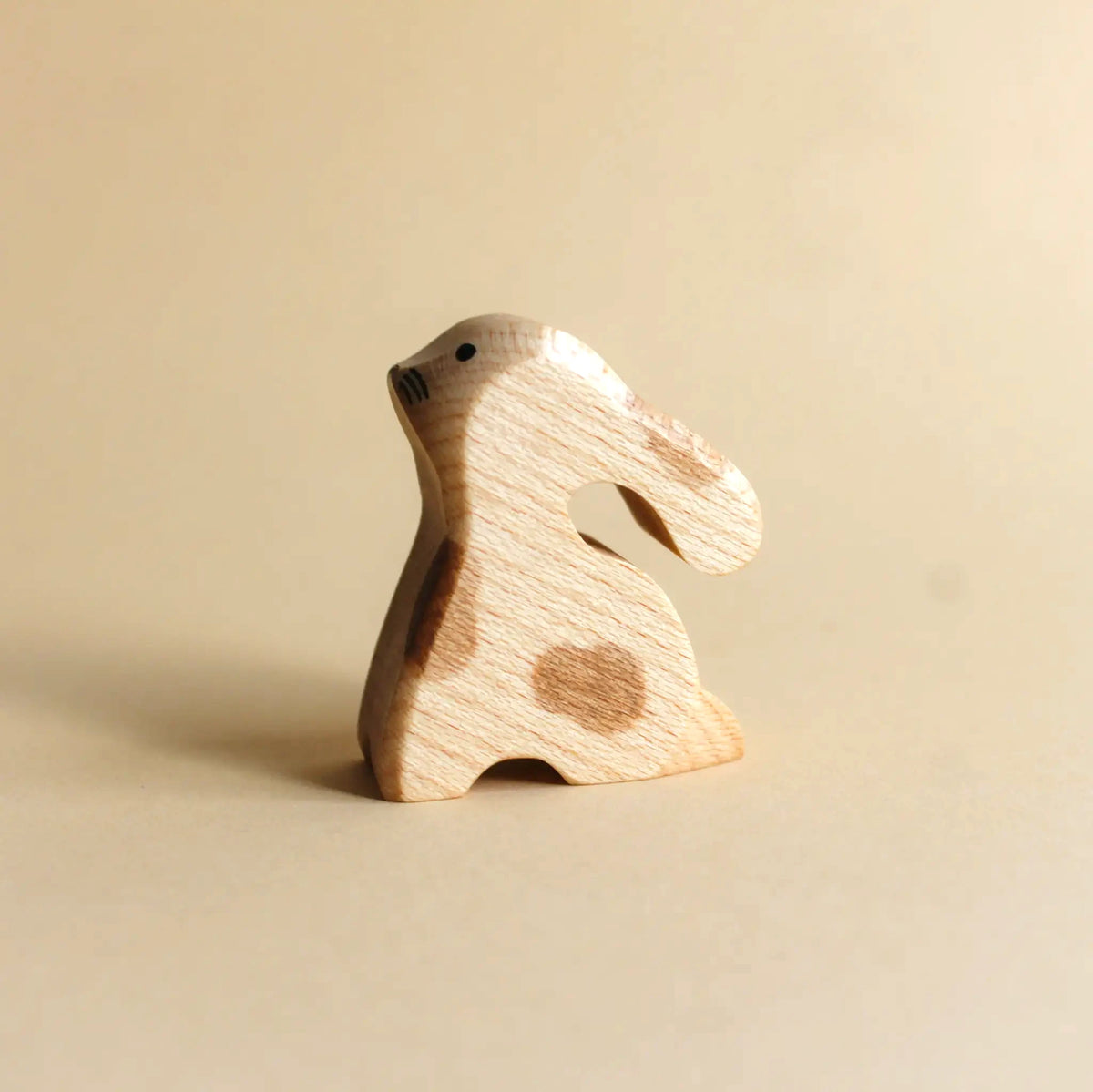 Juharka Holzfigur Gefleckter Hase aus Ahornholz, sitzender Hase mit Schlappohr und braunen Flecken