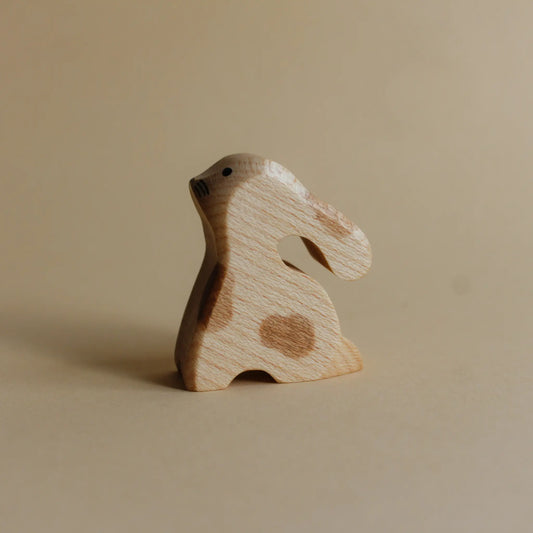 Juharka Holzfigur Gefleckter Hase aus Ahornholz, sitzender Hase mit Schlappohr und braunen Flecken