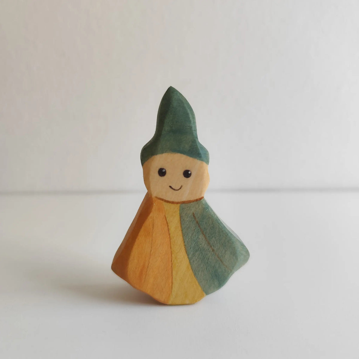 Juharka Holzfigur Gespenst Zauberer aus Ahornholz, lächelnde Figur mit grünem Spitzhut und orange-gelb-grünem Umhang
