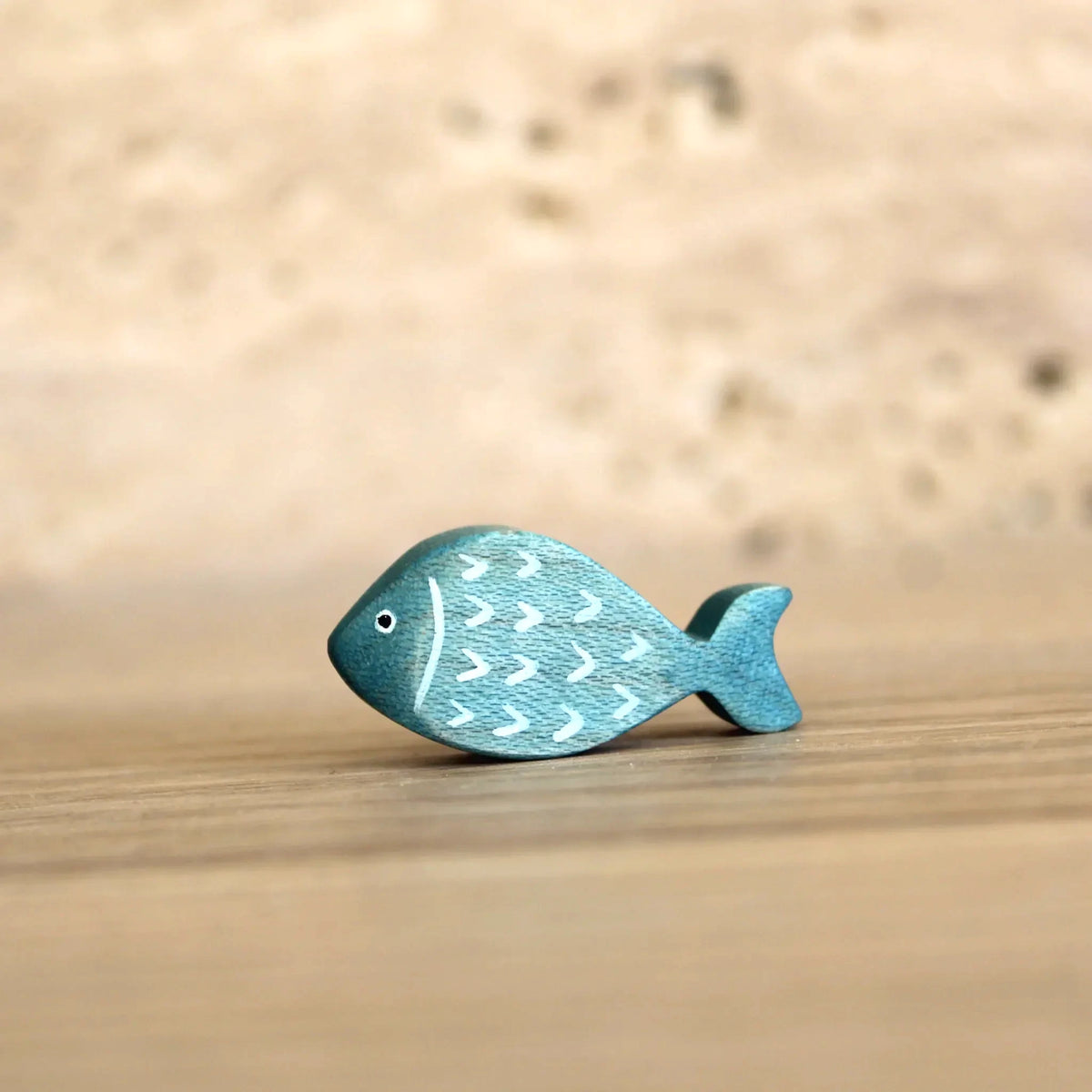 Juharka Holzfigur Kleiner Fisch Blau aus Ahornholz, blauer Fisch mit weißen Schuppen von der Seite