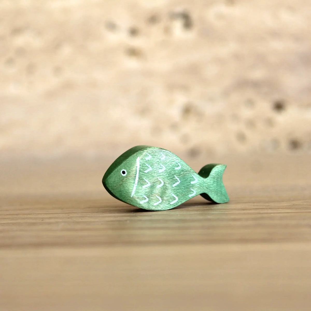 Juharka Holzfigur Kleiner Fisch Grün aus Ahornholz, grüner Fisch mit weißen Schuppen von der Seite