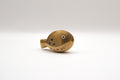 Juharka Holzfigur Kugelfisch aus Ahornholz, runder hellbrauner Fisch mit dunklen Punkten und kleinen Flossen