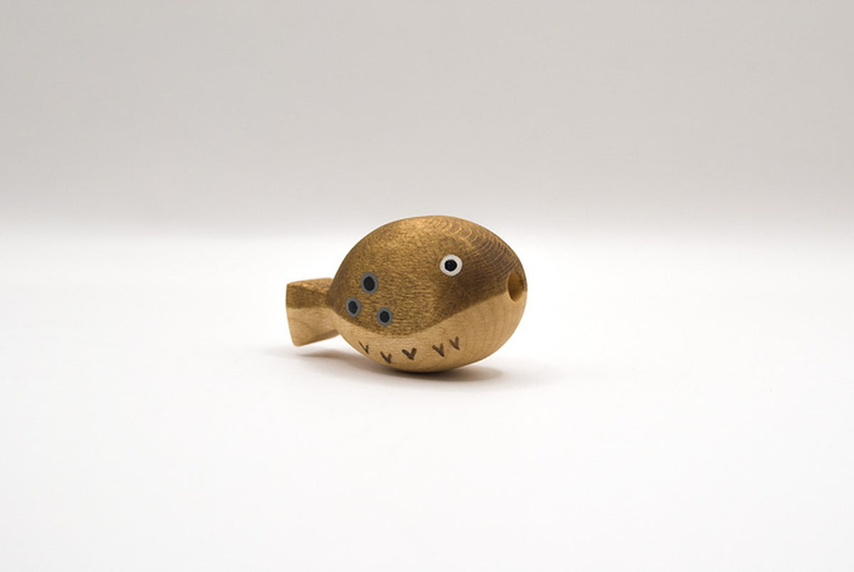 Juharka Holzfigur Kugelfisch aus Ahornholz, runder hellbrauner Fisch mit dunklen Punkten und kleinen Flossen