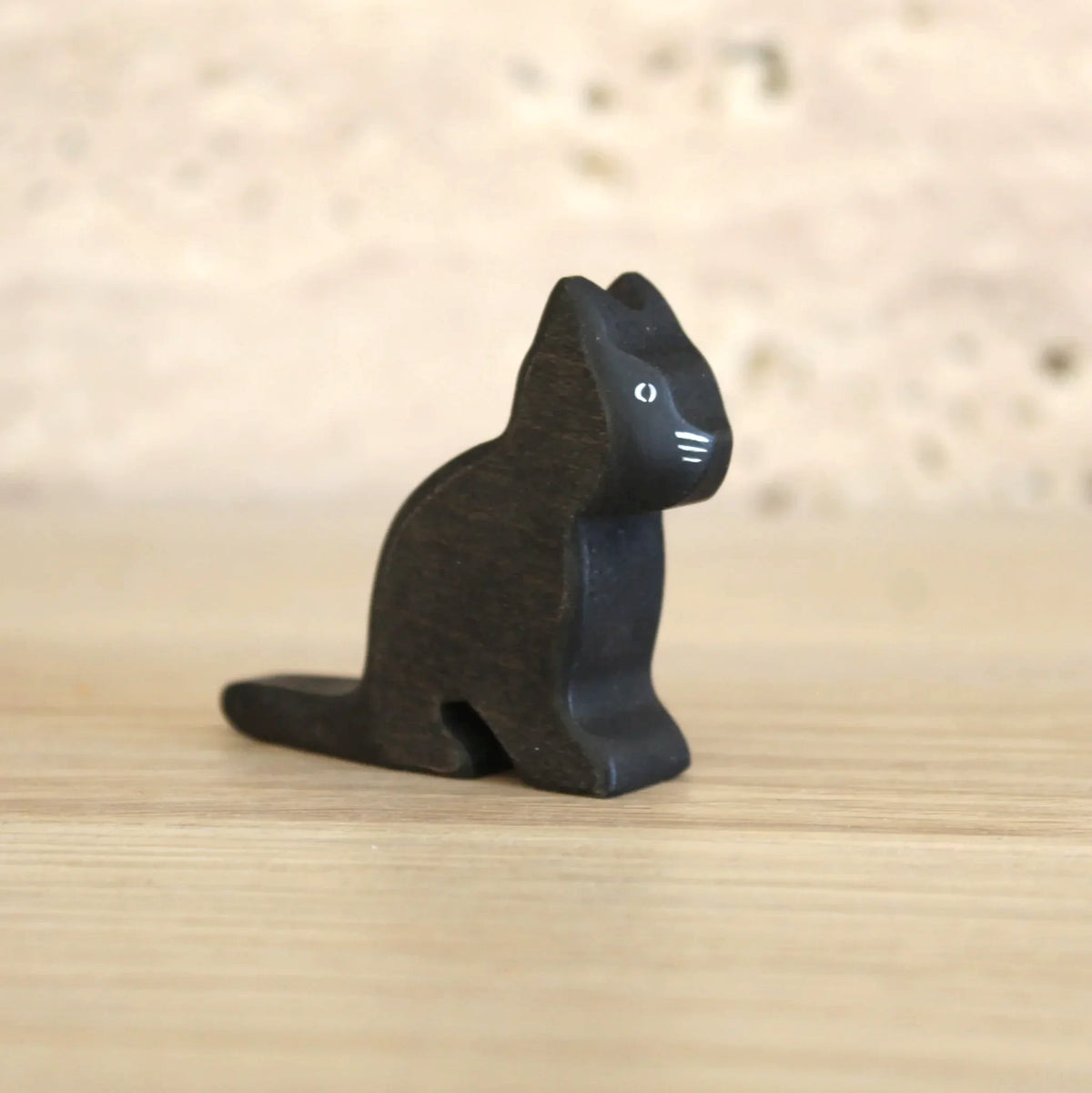 Juharka Holzfigur Schwarze Katze aus Ahornholz, sitzende schwarze Katze mit weißen Schnurrhaaren