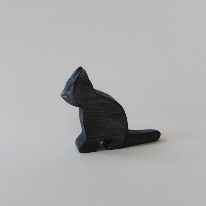 Juharka Holzfigur Schwarze Katze aus Ahornholz, sitzende schwarze Katze mit gespitzten Ohren und langem Schwanz