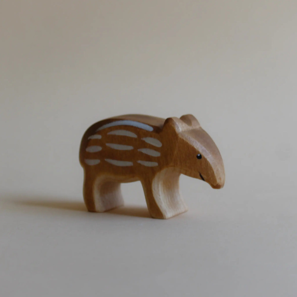Juharka Holzfigur Tapirbaby aus Ahornholz, braunes Tapirjunges mit weißen Streifen und Rüsselnase