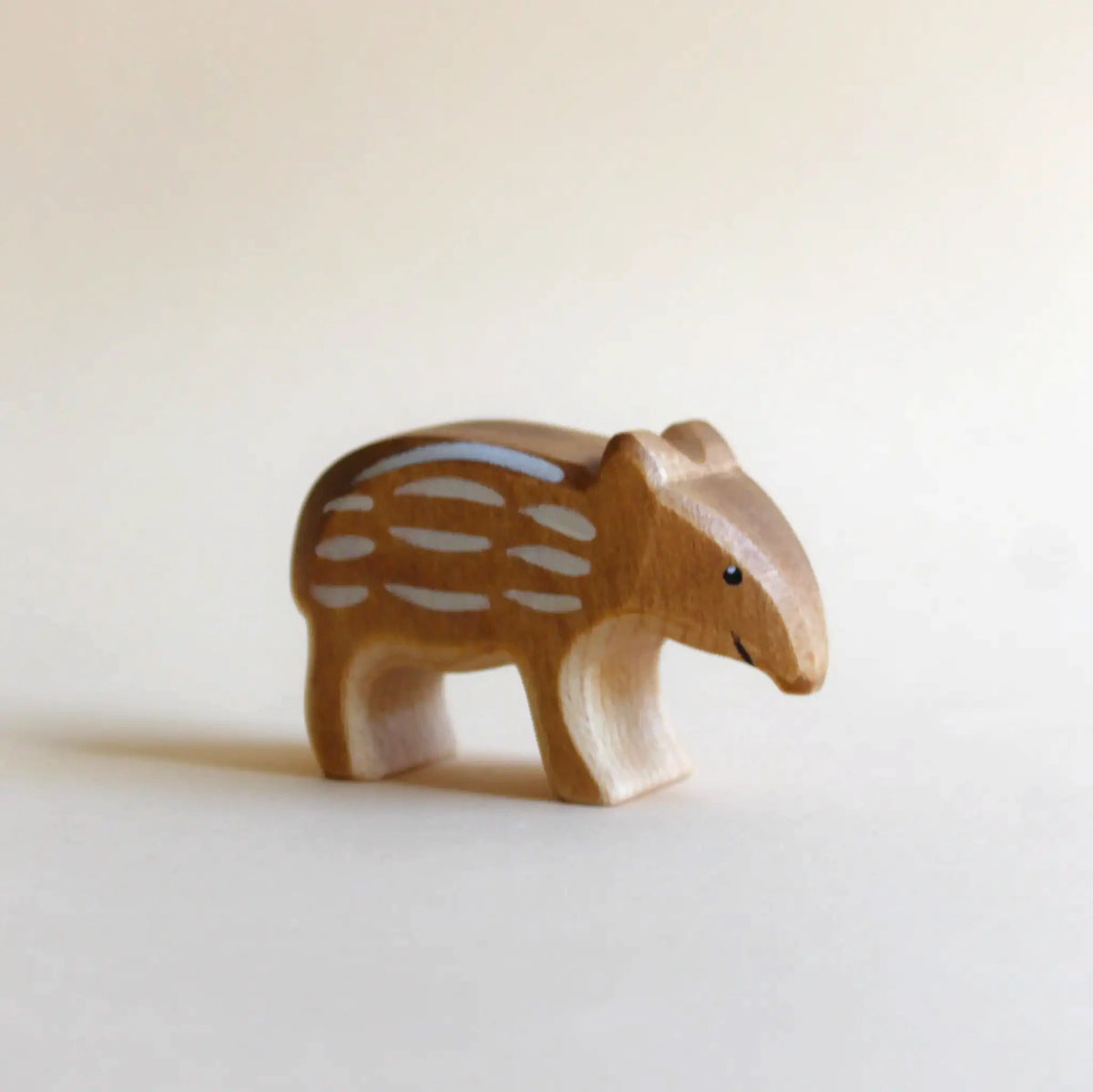 Juharka Holzfigur Tapirbaby aus Ahornholz, braunes Tapirjunges mit weißen Streifen und Rüsselnase
