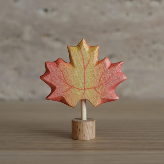 Juharka Stecker Ahornblatt aus Ahornholz, gelb-rotes Herbstblatt mit gemalten Blattadern auf Holzfuß