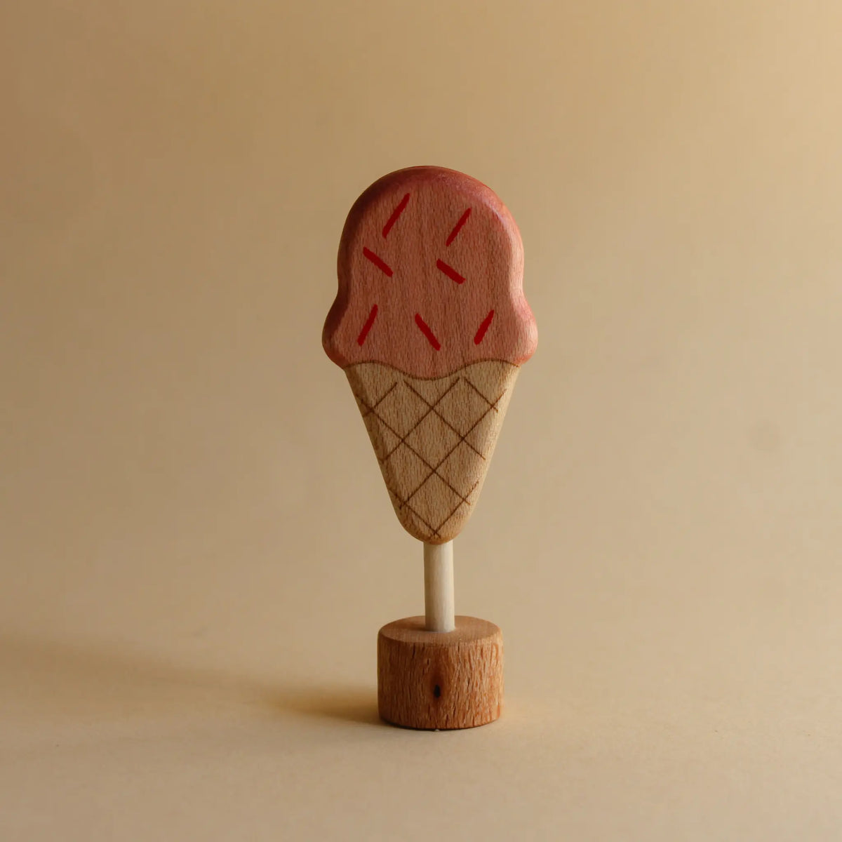 Juharka Stecker Eistüte aus Ahornholz, rosa Eiskugel mit Streuseln in gezeichneter Waffel auf Holzfuß