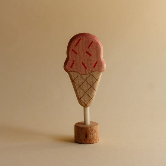 Juharka Stecker Eistüte aus Ahornholz, rosa Eiskugel mit Streuseln in gezeichneter Waffel auf Holzfuß
