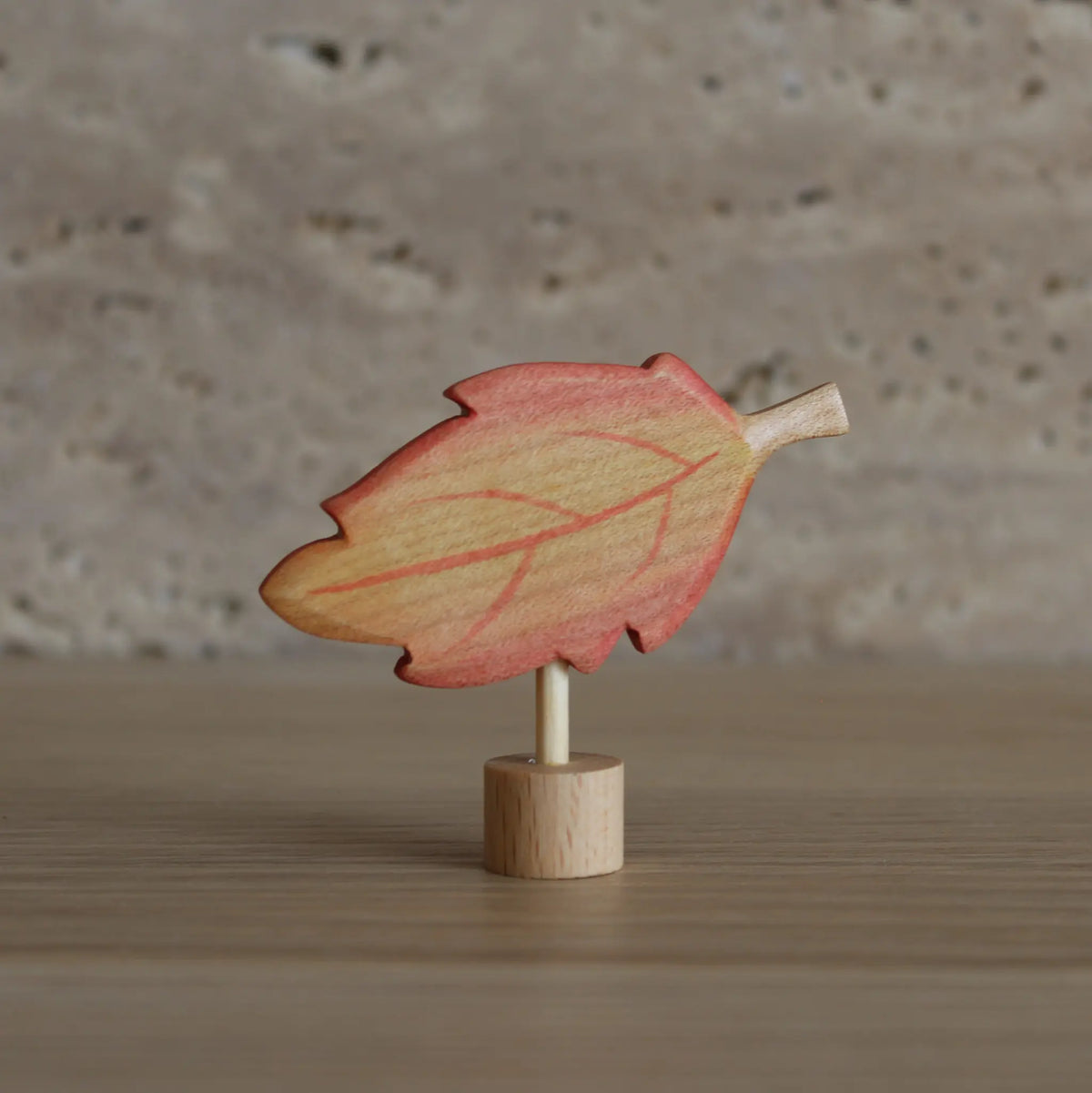 Juharka Stecker Herbstblatt aus Ahornholz, längliches rot-gelbes Blatt mit Blattadern auf Holzfuß