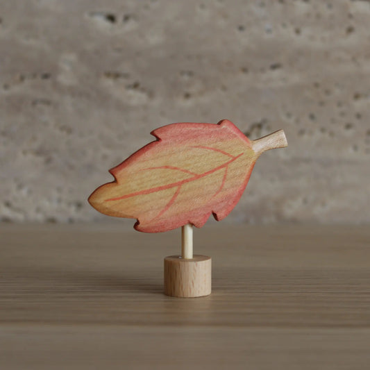 Juharka Stecker Herbstblatt aus Ahornholz, längliches rot-gelbes Blatt mit Blattadern auf Holzfuß
