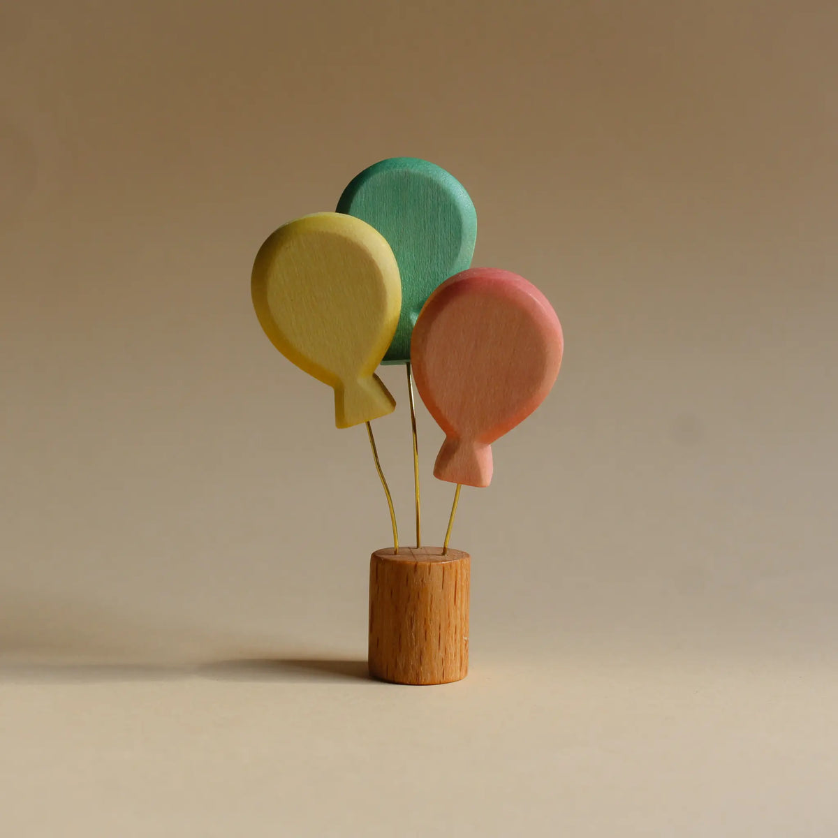 Juharka Stecker Luftballons aus Ahornholz, drei Ballons in Gelb, Grün und Rosa an goldenen Drähten auf Holzfuß