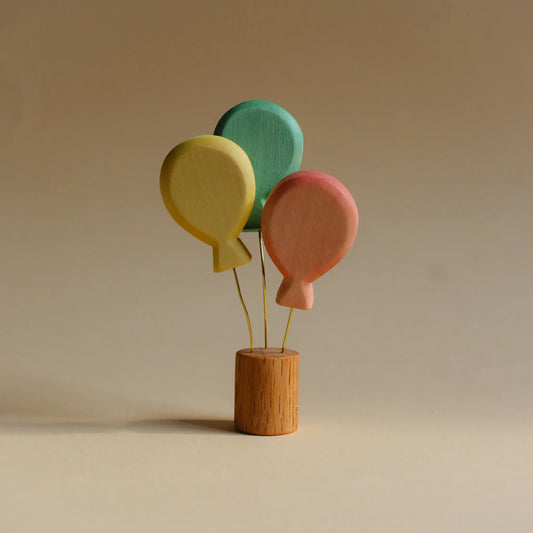 Juharka Stecker Luftballons aus Ahornholz, drei Ballons in Gelb, Grün und Rosa an goldenen Drähten auf Holzfuß