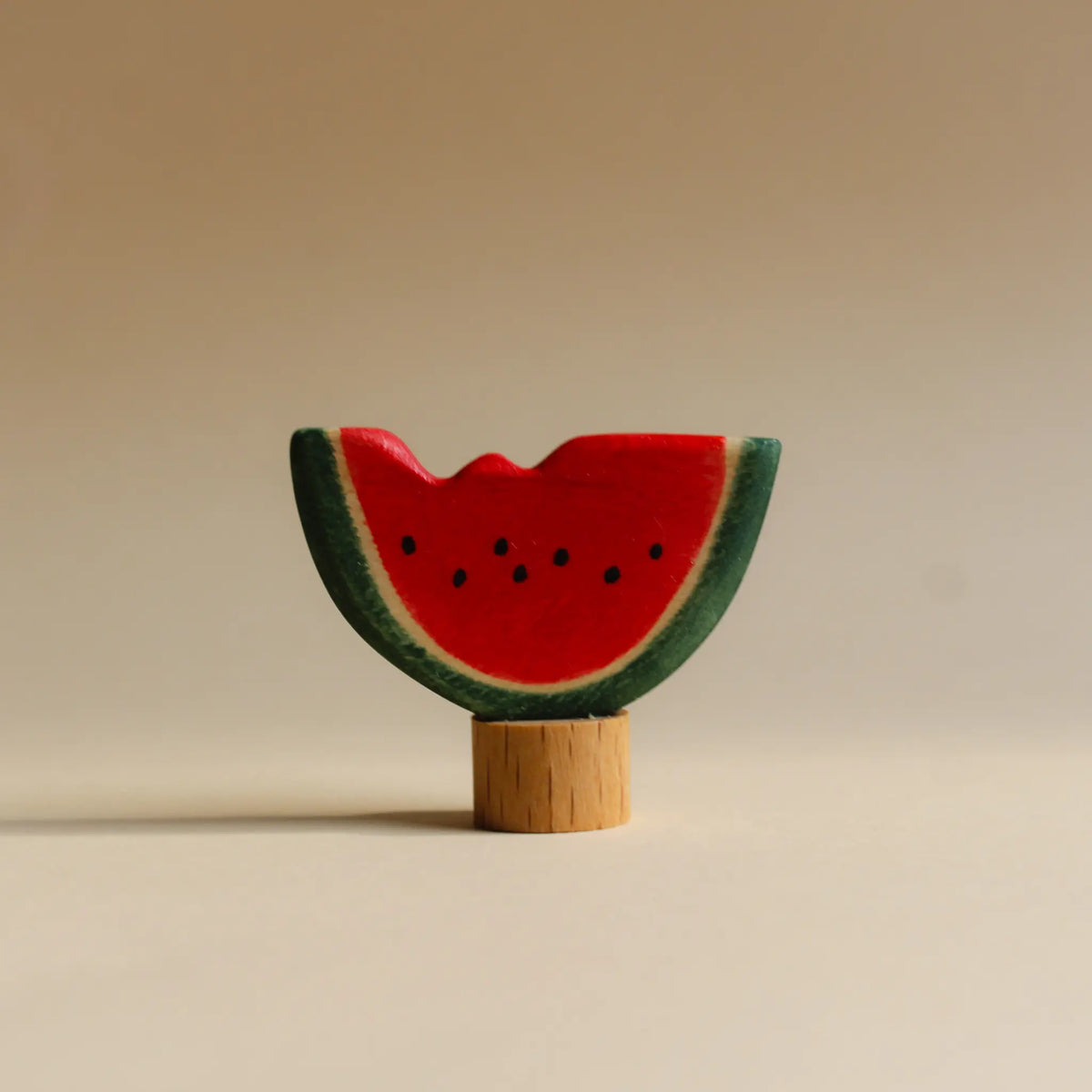 Juharka Stecker Melone aus Ahornholz, angebissene Wassermelonenscheibe mit schwarzen Kernen auf Holzfuß