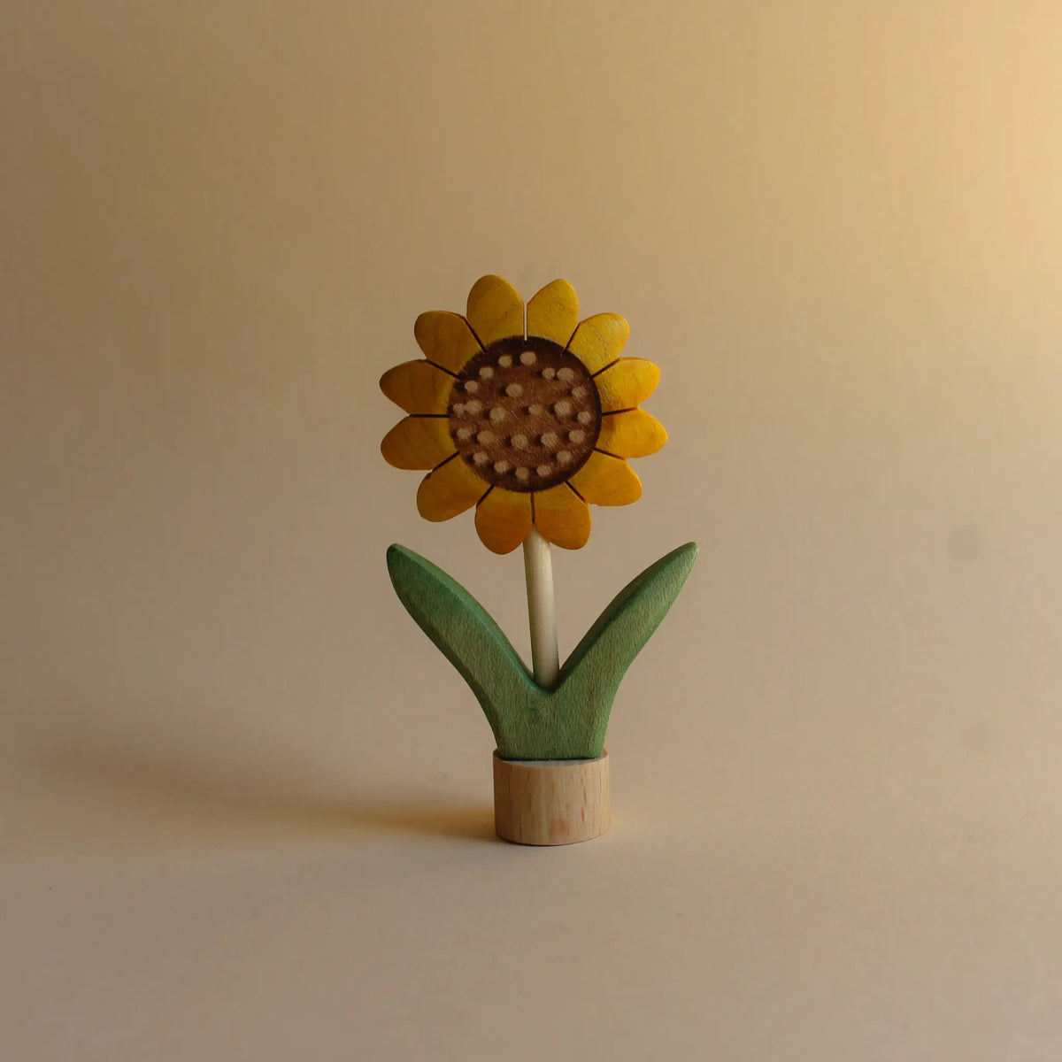 Juharka Stecker Sonnenblume aus Ahornholz, gelbe Blüte mit braunem Körbchen und grünen Blättern auf Holzfuß