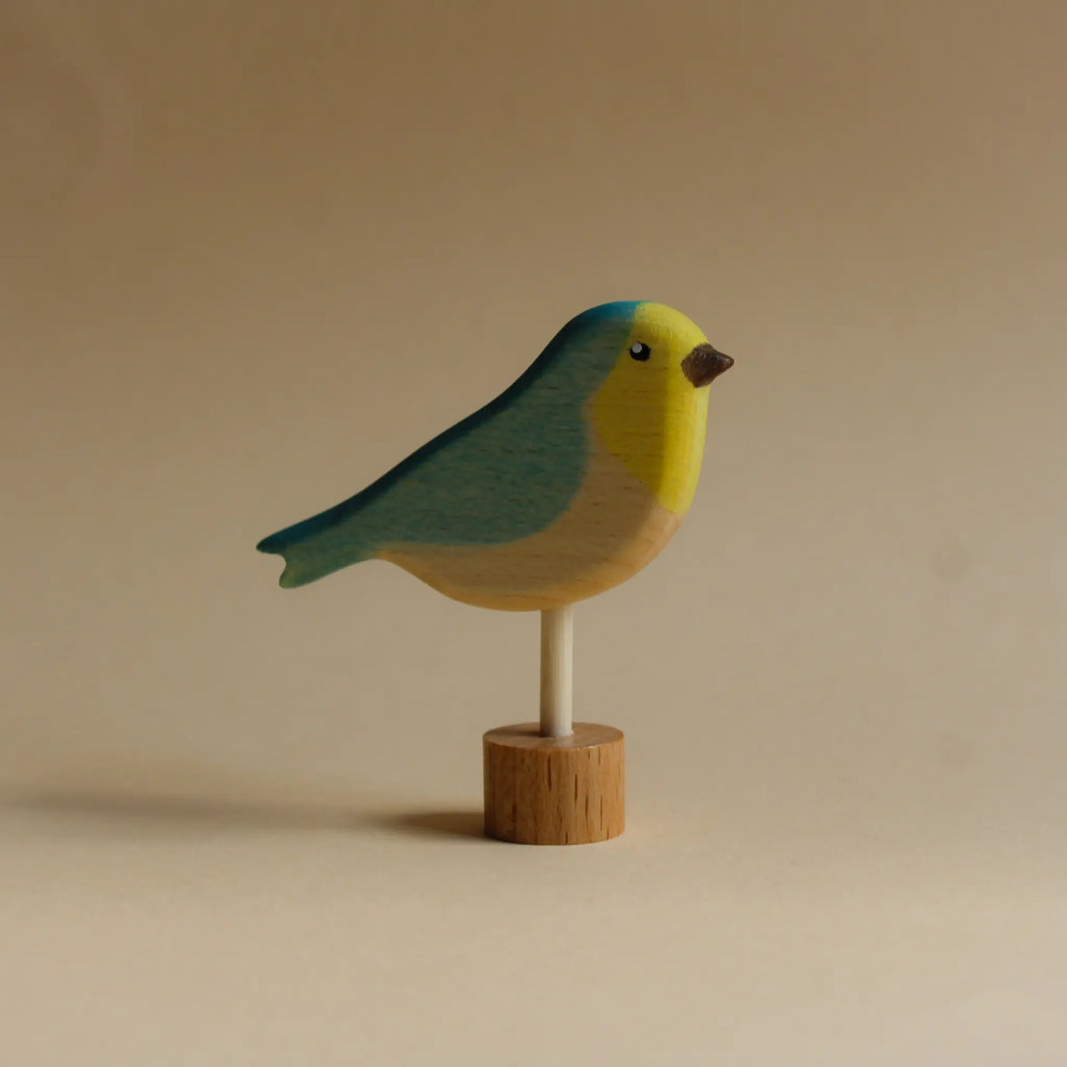 Juharka Stecker Vogel aus Ahornholz, Vogel mit türkisblauem Rücken und gelbem Kopf auf Holzstab und Holzfuß