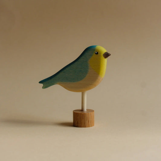 Juharka Stecker Vogel aus Ahornholz, Vogel mit türkisblauem Rücken und gelbem Kopf auf Holzstab und Holzfuß