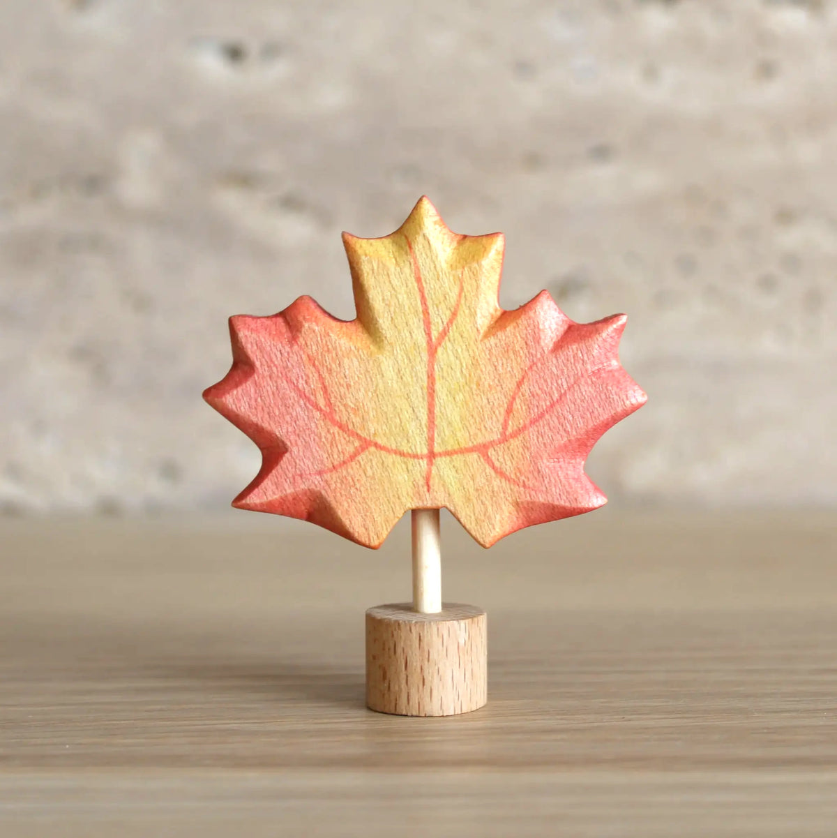 Steckfigur Ahornblatt von Juharka aus Ahornholz, gelb-rotes Herbstblatt mit gemalten Blattadern auf Holzfuß