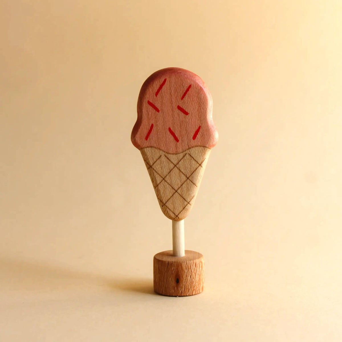 Steckfigur Eistüte von Juharka aus Ahornholz, rosa Eiskugel mit Streuseln in gezeichneter Waffel auf Holzfuß