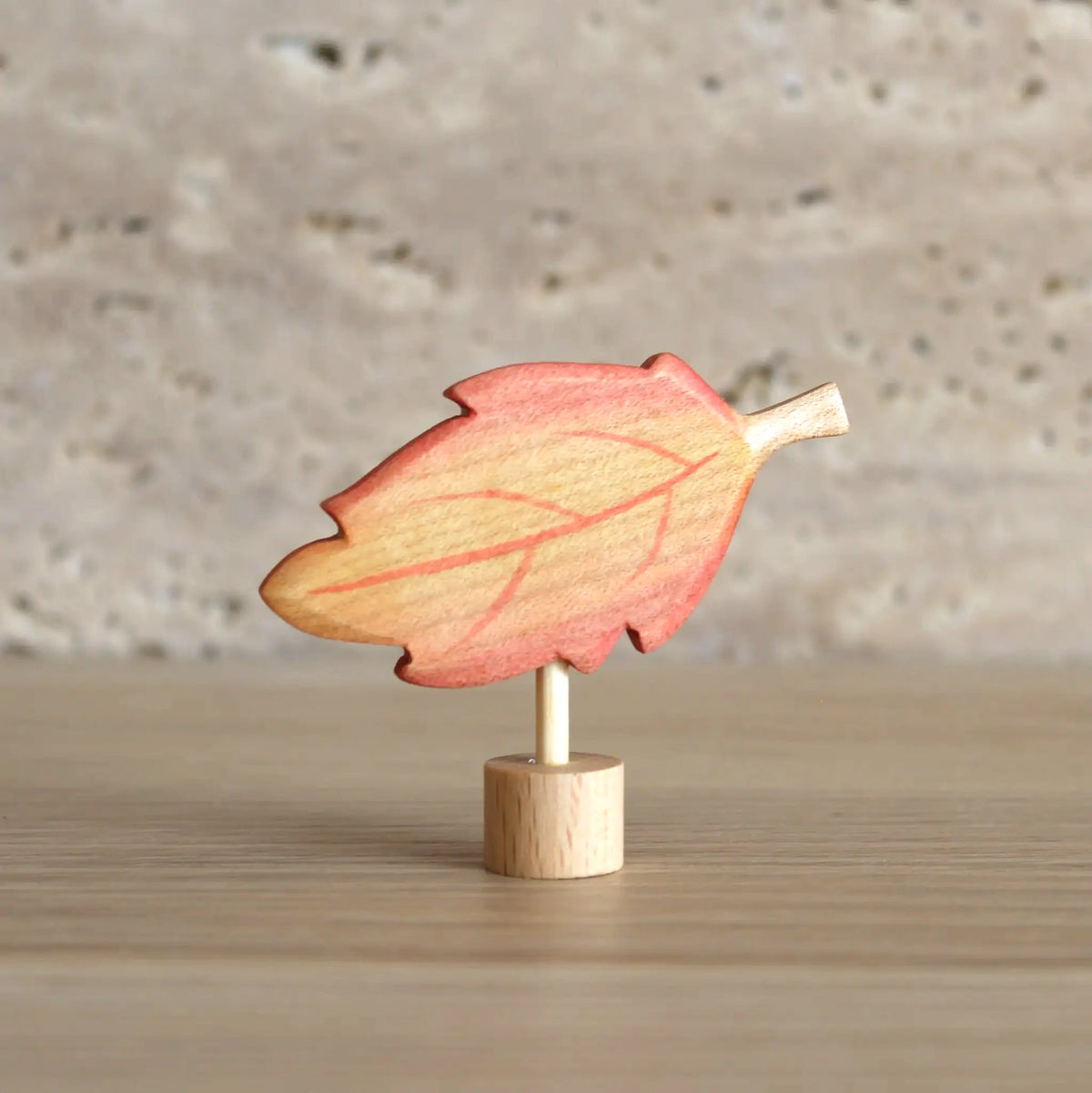Steckfigur Herbstblatt von Juharka aus Ahornholz, längliches rot-gelbes Blatt mit Blattadern auf Holzfuß