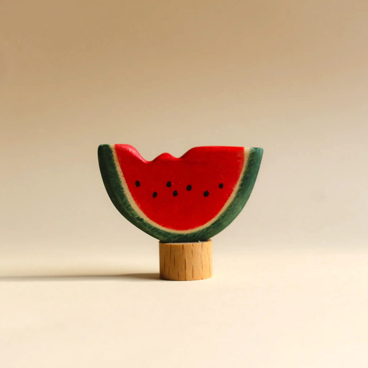Steckfigur Melone von Juharka aus Ahornholz, angebissene Wassermelonenscheibe mit schwarzen Kernen auf Holzfuß