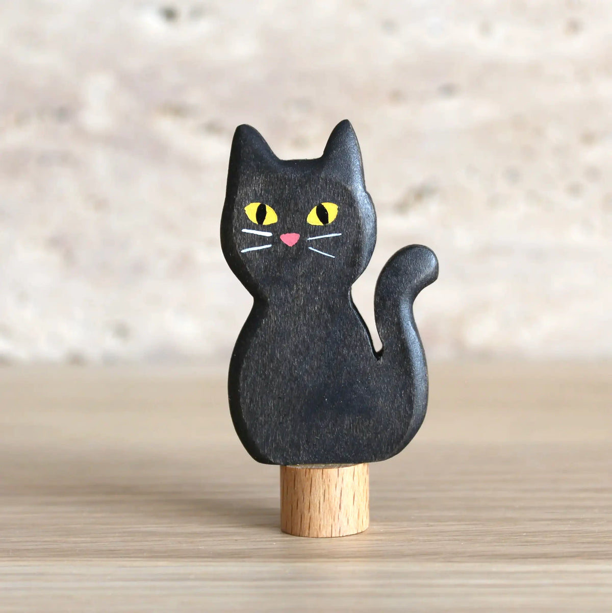 Steckfigur Schwarze Katze von Juharka aus Ahornholz, sitzende schwarze Katze mit gelben Augen auf Holzfuß