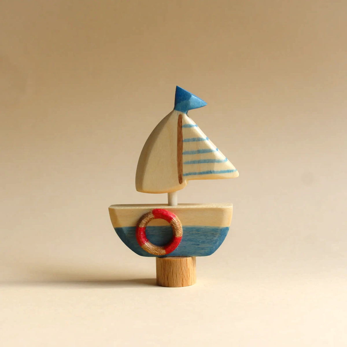 Steckfigur Segelboot von Juharka aus Ahornholz, Boot mit gestreiftem Segel, blauer Fahne und rotem Rettungsring auf Holzfuß