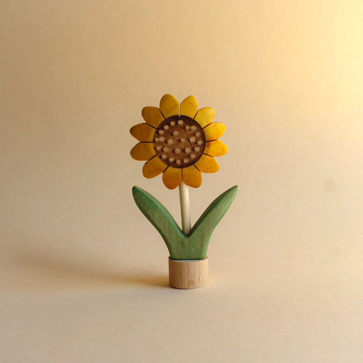 Steckfigur Sonnenblume von Juharka aus Ahornholz, gelbe Blüte mit braunem Körbchen und grünen Blättern auf Holzfuß