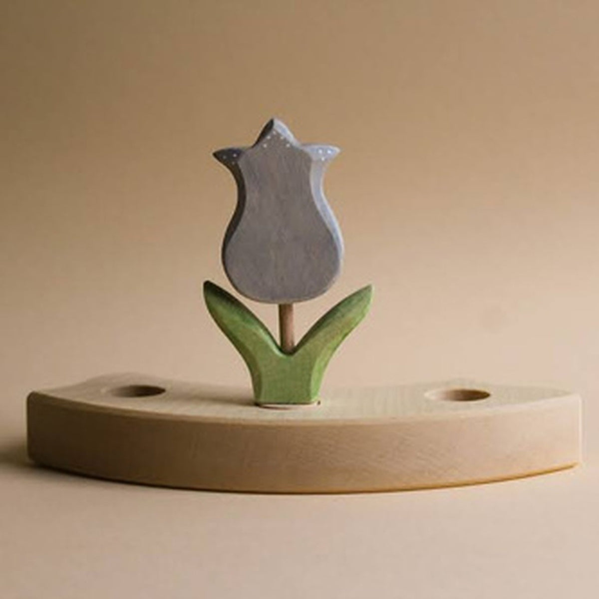 Juharka Steckfigur Tulpe lila aus Ahornholz, graulila Tulpenblüte mit weißen Pünktchen und zwei grünen Blättern, gesteckt in ein Kranzsegment