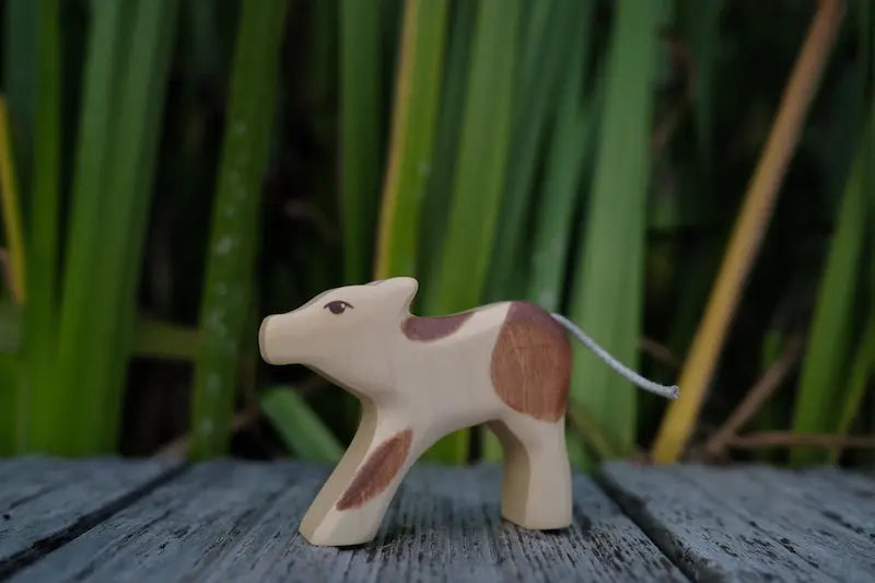 HolzWald Kalb trinkend