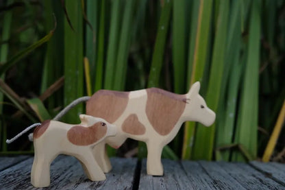 HolzWald Kalb trinkend