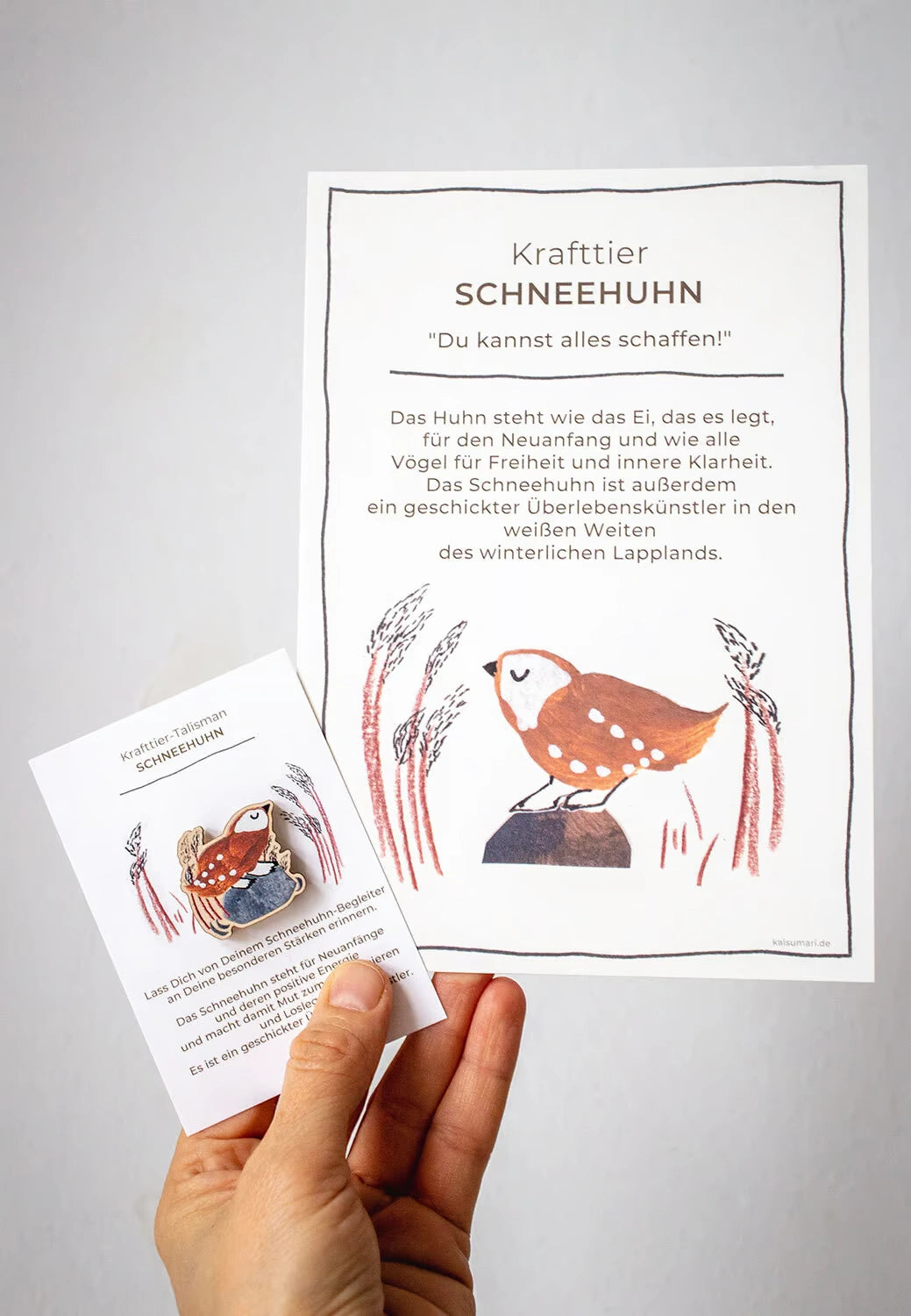 Krafttier-Pin Schneehuhn aus Holz von KaisuMari
