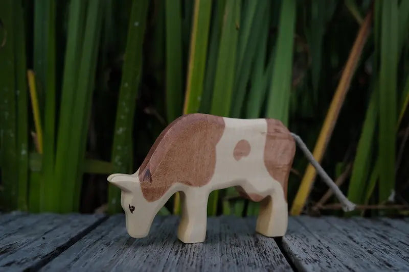 HolzWald Kuh fressend