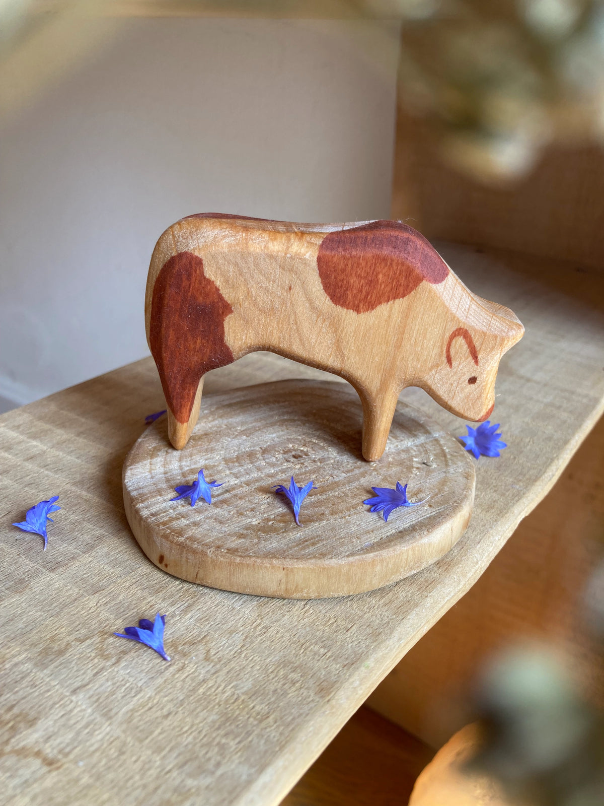 Holzfigur Kuh grasend von Decor Spielzeug, braun gefleckte Kuh aus Erlenholz