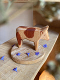 Holzfigur Kuh stehend von Decor Spielzeug, braun gefleckte Kuh aus Erlenholz