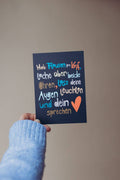 Affirmationskarte Flausen blau von Liesels Wicht, dunkelblaue Karte mit bunter Schrift Flausen im Kopf