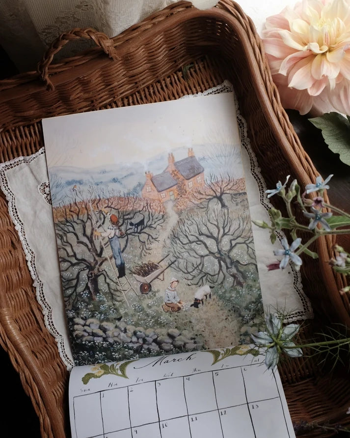 Monatsbild März Im alten Obstgarten im Loré Pemberton Kalender 2027 Tending, Baumschnitt im Obstgarten vor dem Landhaus