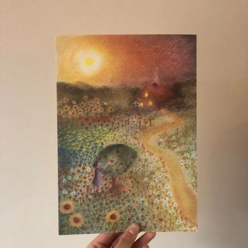 Kunstdruck Blumenwiese von Lot Bouwes A4, Sommerwiese mit Mohn und Sonnenblumen vor einem roten Haus, Foto in der Hand