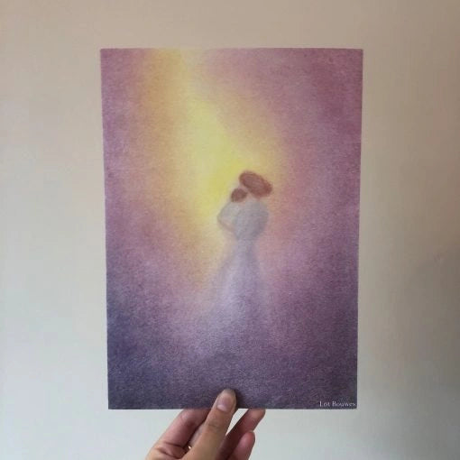 Kunstdruck Märchenhafte Mutter von Lot Bouwes A4, Mutter mit Kind in rosa-violettem Licht, Foto in der Hand