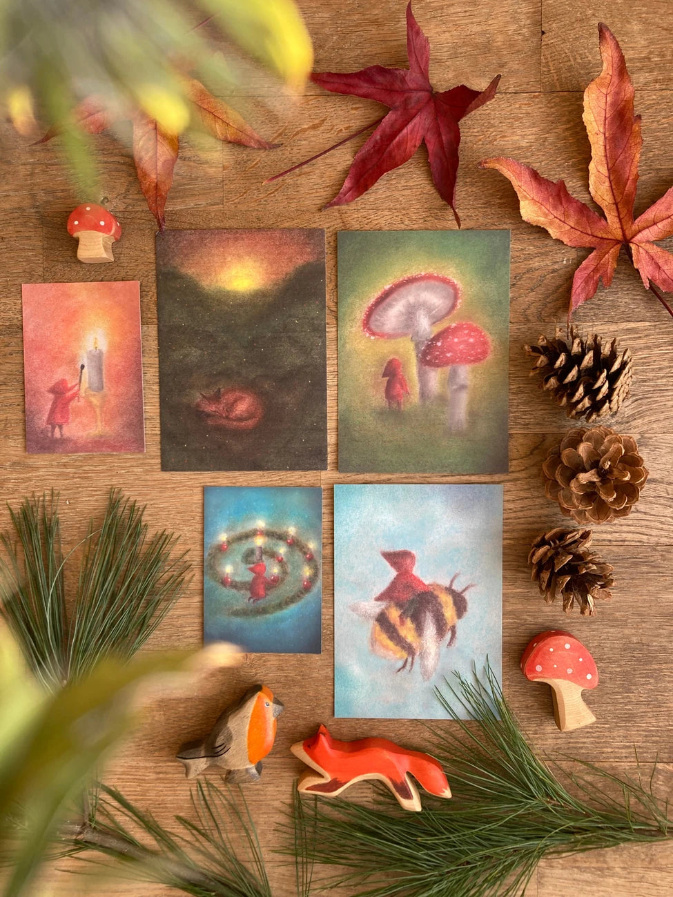 Postkarte Advent von Lot Bouwes A7 zusammen mit weiteren Karten von Lot Bouwes zwischen Herbstlaub, Foto