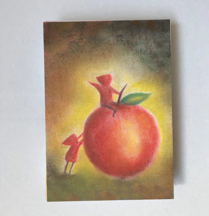 Postkarte Apfel von Lot Bouwes A7: ein Wichtel sitzt oben auf einem großen roten Apfel, ein zweiter steht daneben